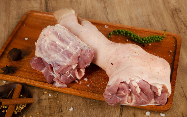 Quan sát độ đàn hồi cũng góp phần nhận biết độ tươi ngon của thịt. Khi mua, bạn có thể dùng ngón tay ấn vào thịt. Nếu thịt tươi các thớ thịt sẽ đều, săn chắc, không nhũn nhão, đàn hồi tốt, không rỉ dịch nhớt. Ảnh: Internet.