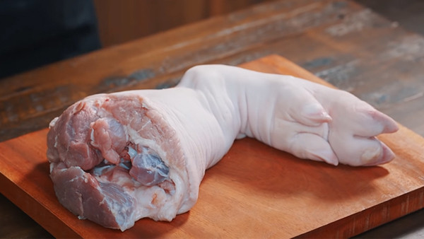 Khi so sánh thịt của hai chân, người ta nhận thấy thịt chân trước có đặc điểm 1/3 mỡ và 2/3 nạc. Giữa các thớ thịt nạc có một lớp màng mỏng giống như thịt bò. Xét về hương vị, chân trước ngọt và có vị thanh hơn nên giá cả thường đắt hơn so với chân sau.