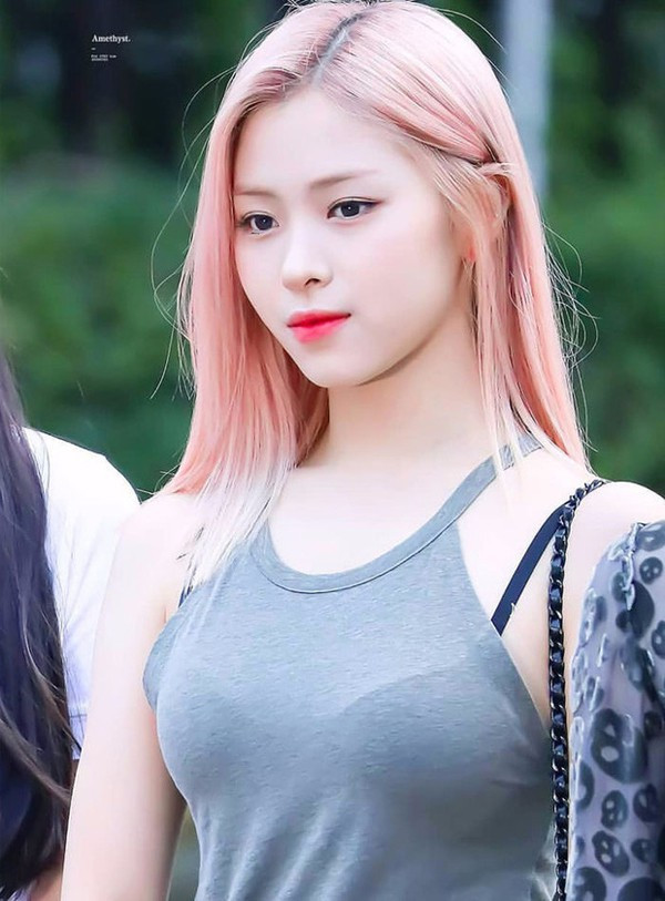 Thực tế, phong cách mặc áo để lộ nội y không mới. Nó từng được nhiều mỹ nhân xử lý tinh tế, công chúng đón nhận. Chẳng hạn, nữ thần tượng nhóm nhạc Itzy – Ryujin ghi điểm tuyệt đối khi diện chiếc áo thun ôm sát để lộ dây nội y cùng với quần short cạp cao.