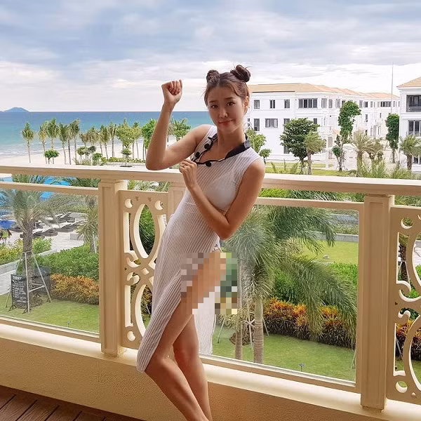 Honey Hani cũng thường xuyên lựa chọn trang phục hở bạo, cắt xẻ mạnh tay khoe vẻ sexy khiến người theo dõi đứng ngồi không yên.