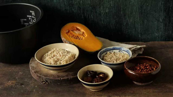 Ăn ngũ cốc nguyên hạt hàng ngày. Ngũ cốc nguyên hạt tốt nhưng không phù hợp để làm lương thực chính hàng ngày. Đặc biệt, những người có chức năng tiêu hóa kém như người già, trẻ nhỏ ăn nhiều ngũ cốc có thể gây khó tiêu, lâu ngày dẫn đến suy dinh dưỡng. Ảnh: Internet.