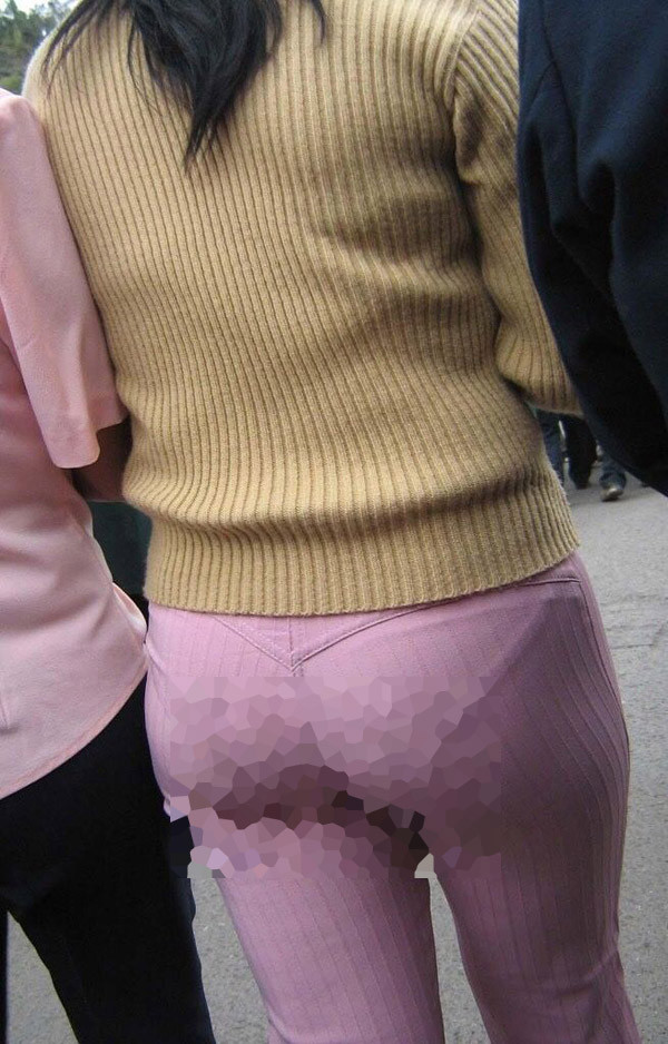 Lỗi phổ biến khác là người mặc để lộ viền nội y. Sẽ là “cơn ác mộng” khi phần nội y bên trong khác màu với legging.