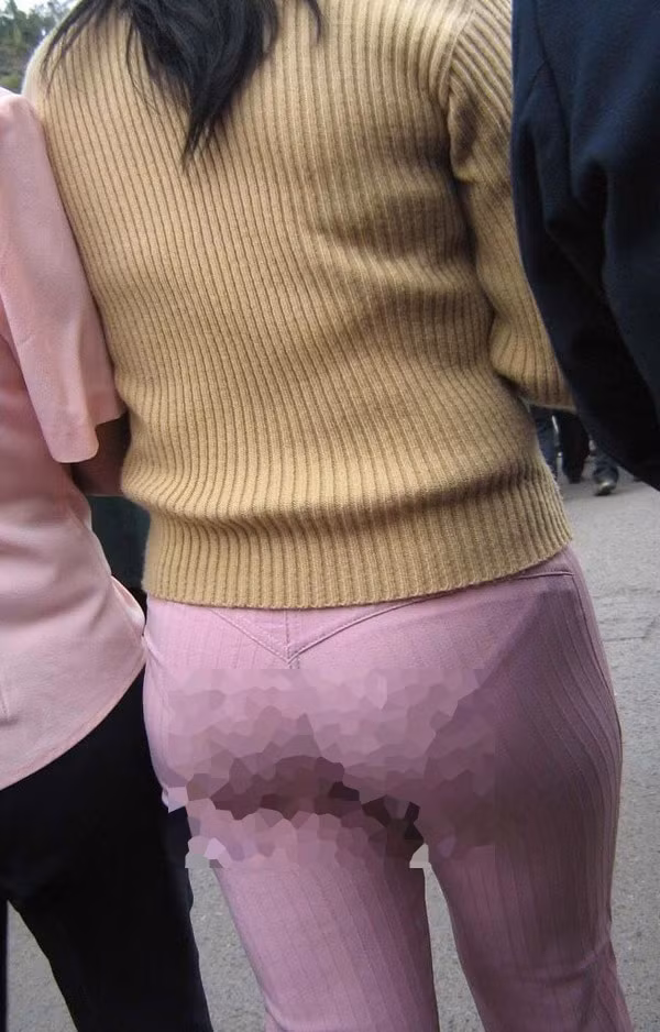 Lỗi phổ biến khác là người mặc để lộ viền nội y. Sẽ là “cơn ác mộng” khi phần nội y bên trong khác màu với legging.