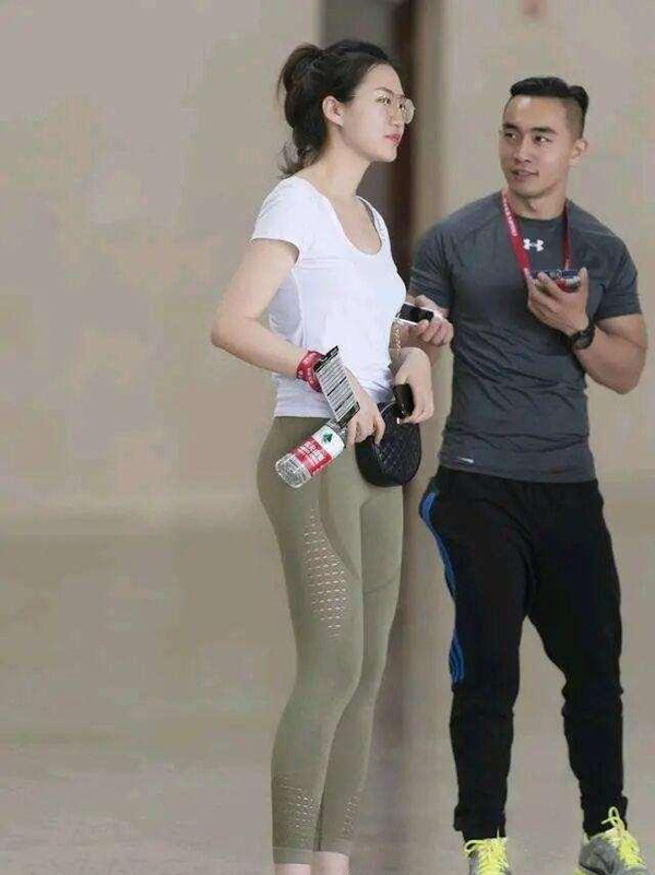 Dù rất tôn dáng song không phải ai cũng có màn lên đồ đẹp mắt với quần legging. Không ít trường hợp được dịp "muối mặt" khi diện mẫu quần này xuống phố.