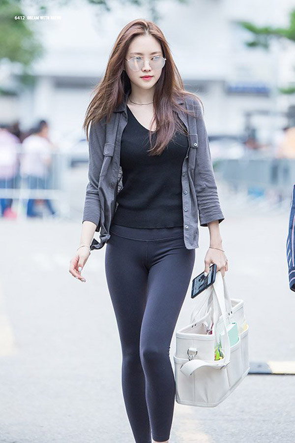 Lựa chọn phong cách tối giản, cô gái trong hình mặc quần legging chất liệu co giãn, không có họa tiết. Cô kết hợp với áo phông cổ tim màu xám, giày thể thao đen. Không cần cầu kì trang phục, cô nàng khoe được đường cong hấp dẫn trên cơ thể.