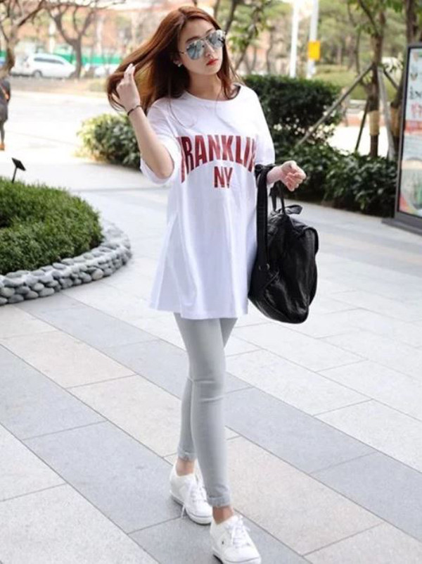 Trang phục tối giản thường không lòe loẹt về màu sắc, sử dụng ít màu sắc. Nó cho phép xóa bỏ sự rườm rà để hướng đến vẻ đẹp thanh lịch, thuần khiết, tinh tế, hiện đại và sang trọng.