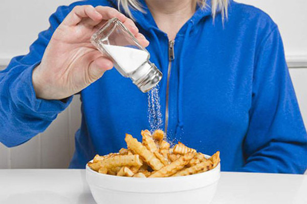 Ăn quá nhiều muối khiến cơ thể nạp lượng lớn natri, làm tăng nguy cơ huyết áp cao, bệnh tim mạch và đột quỵ. Đồ ăn nhiều muối cũng không hề thân thiện với những người lớn tuổi. Nguyên nhân bởi khi cơ thể già đi, động mạch sẽ trở nên xơ cứng, dễ bị tổn thương vì natri hơn so với bình thường.