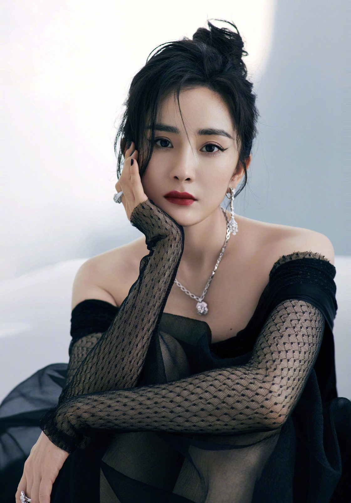 Dương Mịch góp mặt trong sự kiện "Thập Quang Thịnh Điển" với 2 chiếc váy đen bí ẩn, đầy tò mò lôi cuốn.