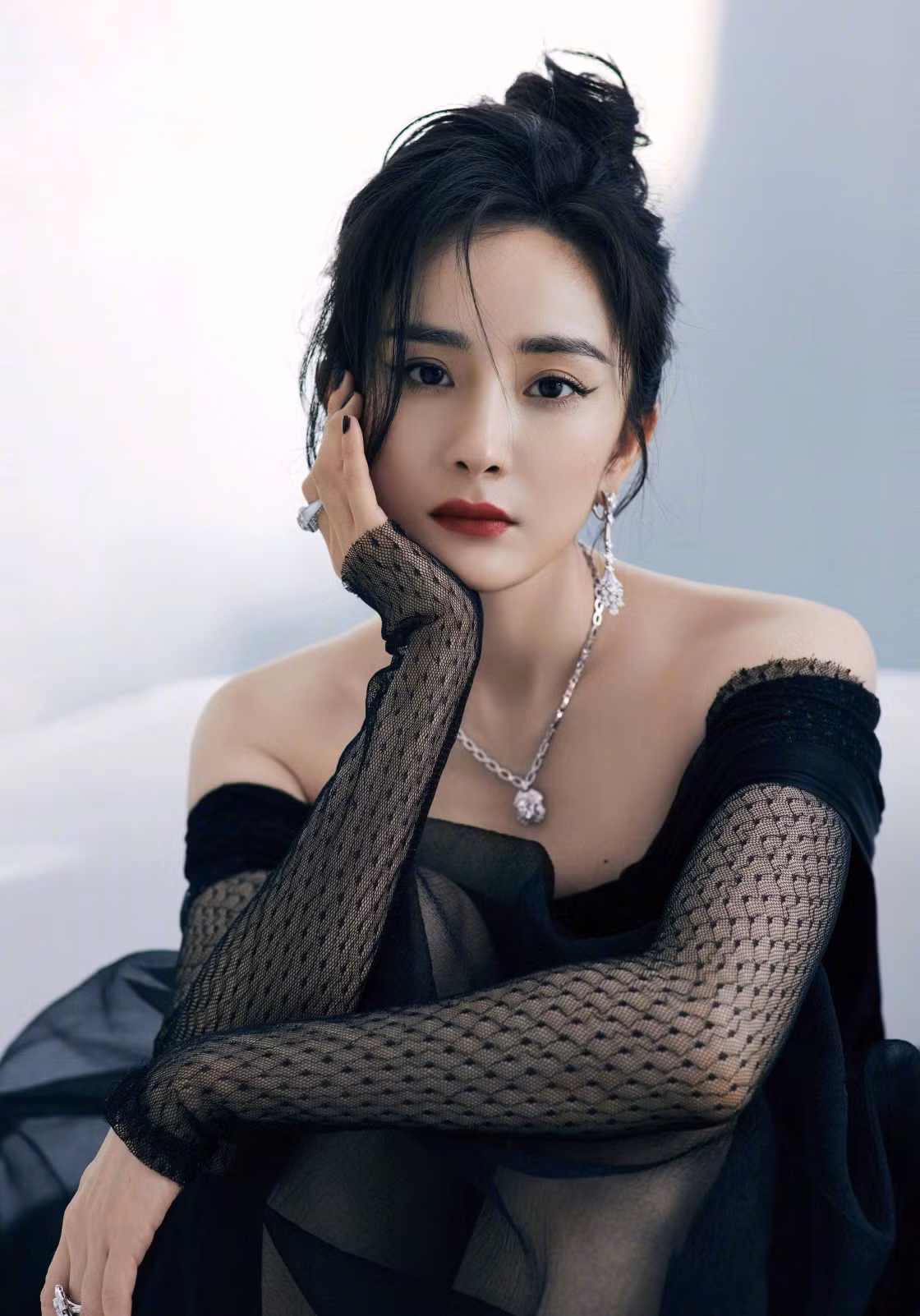 Dương Mịch góp mặt trong sự kiện "Thập Quang Thịnh Điển" với 2 chiếc váy đen bí ẩn, đầy tò mò lôi cuốn.