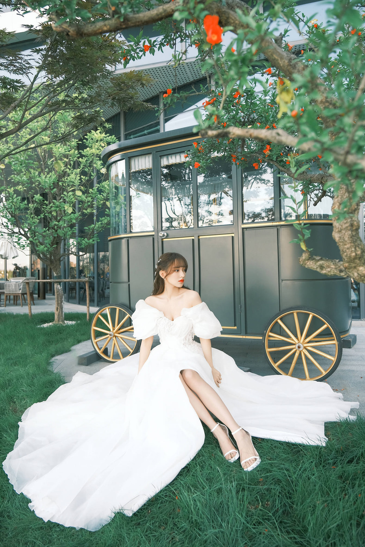 Trình Tiêu trong sự kiện Đêm hội tiên cảnh Wonderland với chiếc váy khoe trọn bờ vai và vòng một lấp ló.