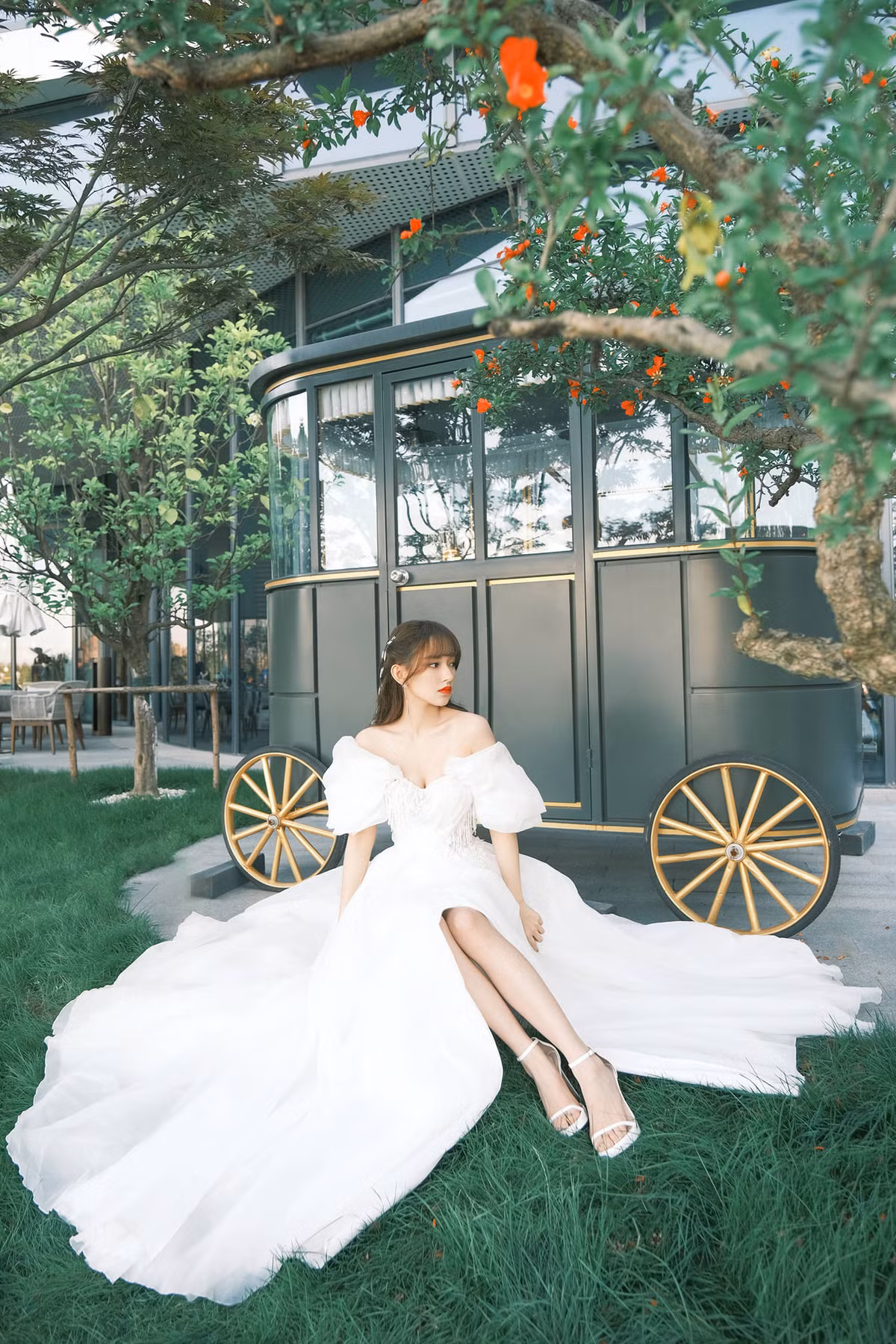 Trình Tiêu trong sự kiện Đêm hội tiên cảnh Wonderland với chiếc váy khoe trọn bờ vai và vòng một lấp ló.