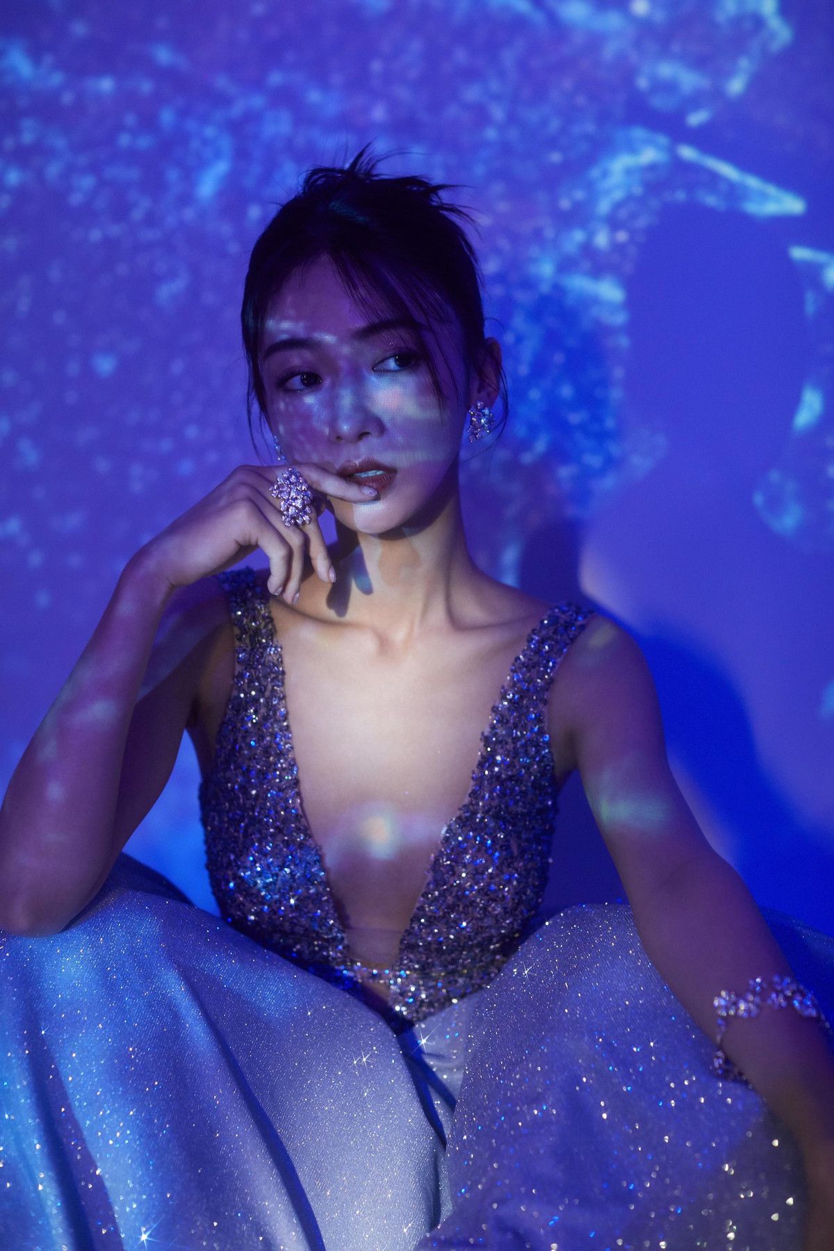 Ngụy Anh Lạc Ngô Cẩn Ngôn bí ẩn như một nàng tiên cá trong sự kiện của Wonderland.