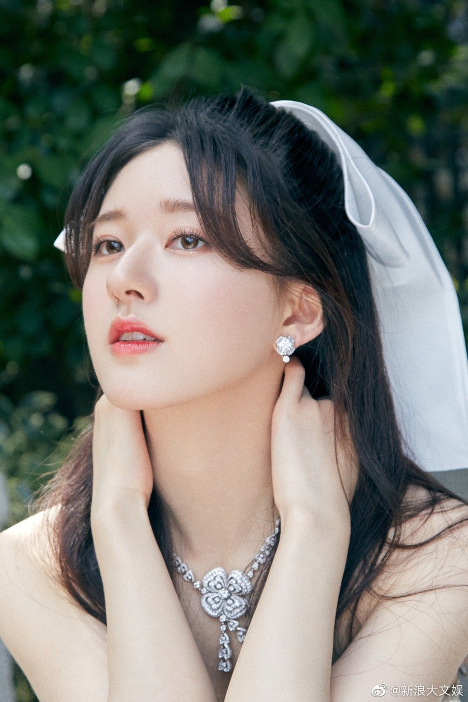 Triệu Lộ Tư cũng có mặt trong sự kiện với vẻ đẹp trong lành tựa sương sa.