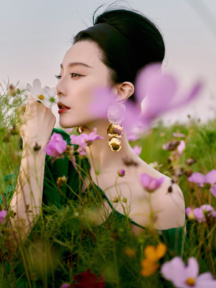 Phạm Băng Băng với vẻ đẹp vừa thơ ngây vừa đàn bà với chiếc đầm lệch vai khoe làn da như phấn, trong sự kiện "Đêm hội tiên cảnh Wonderland".