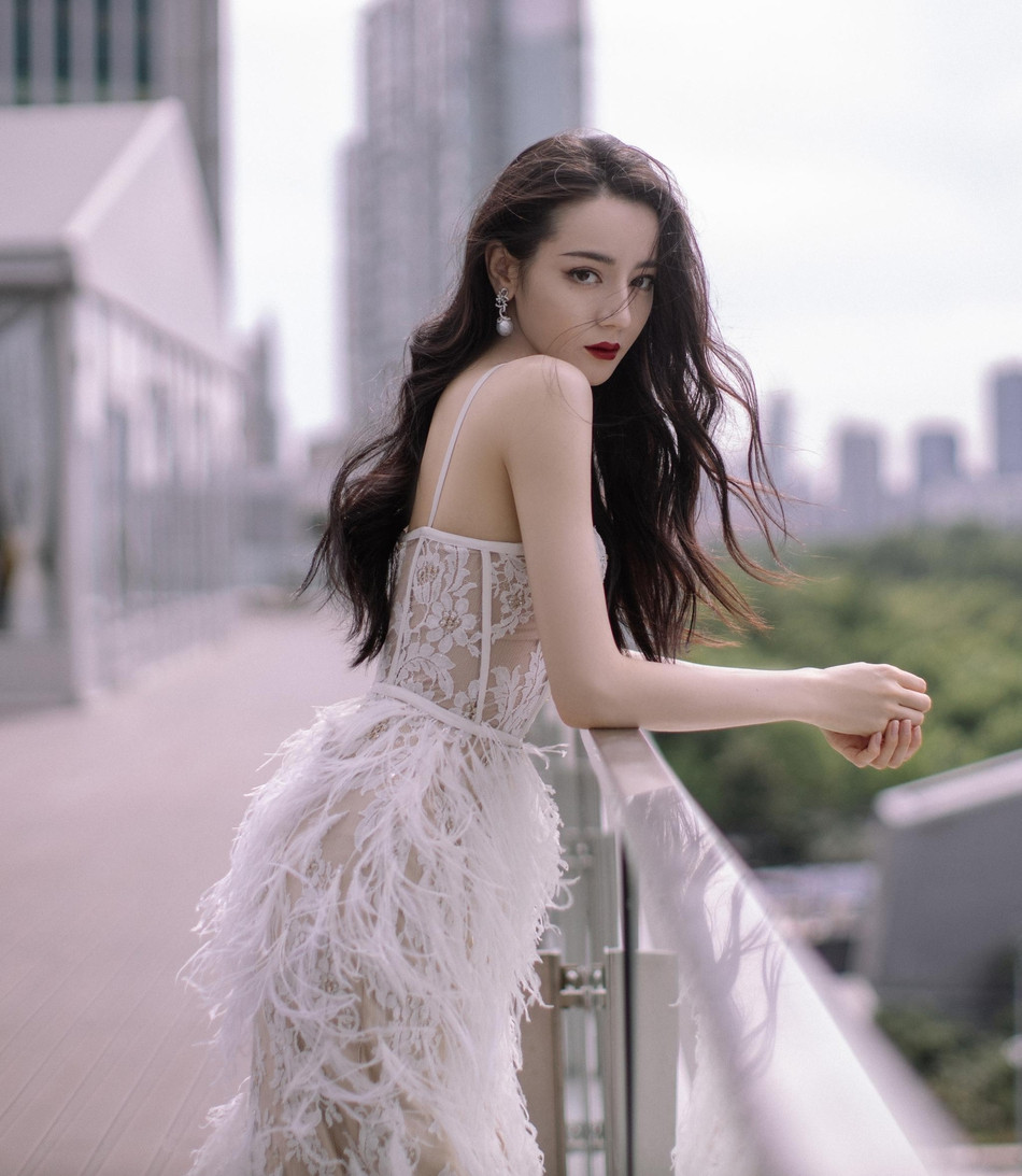 Chiếc váy xuyên thấu ẩn hiện đầy tò mò khoe trọn vẻ đẹp thanh xuân của Địch Lệ Nhiệt Ba.