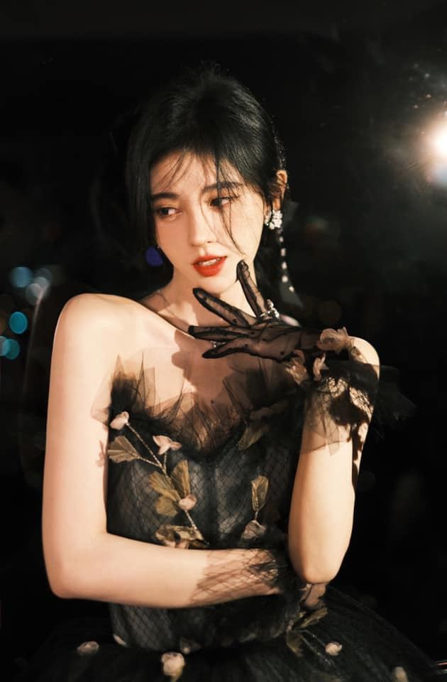 Cúc Tịnh Y bí ẩn và kiêu sa