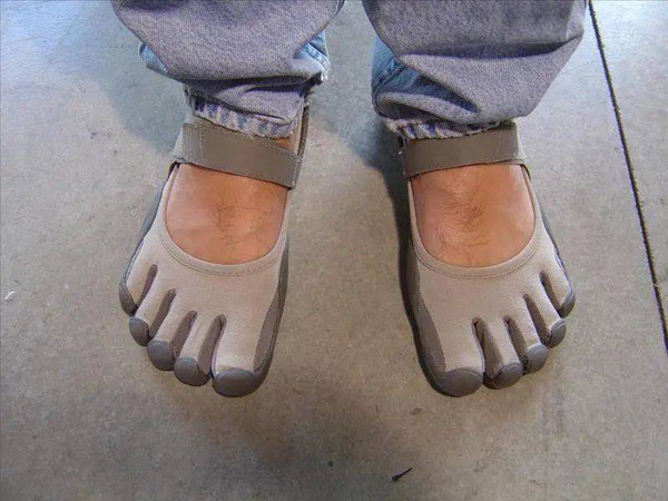 Các thương hiệu thời trang đều theo đuổi phong cách riêng. Tuy nhiên, để đáp ứng nhu cầu thẩm mĩ ngày càng đa dạng của người tiêu dùng, không ít thiết kế đắt đỏ, độc đáo được ra đời.