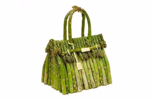 Một mẫu túi Birkin bằng măng tây. Được biết, nó được nhà thiết kế người Mỹ Ben Denzer sáng tạo ra.