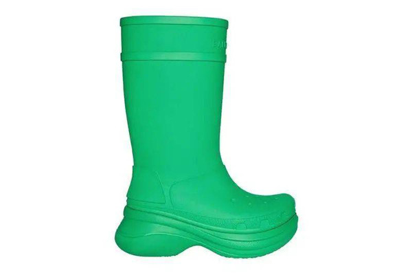 Một mẫu giày đi mưa khác có vẻ bề ngoài hết sức bình thường, thậm chí bị chê về mặt thẩm mĩ song thiết kế đắt đỏ không phải ai cũng đủ tiền để sắm.