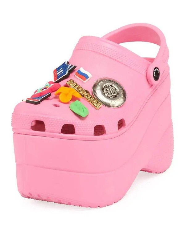 Mẫu giày crocs nhiều màu sắc và họa tiết hoạt hình bắt mắt này được xem là sự hợp tác “ngoạn mục” của Crocs và thương hiệu Balenciaga.
