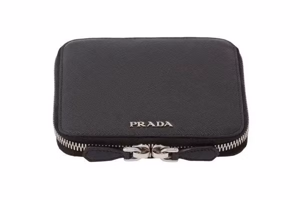 Chiếc hộp da nhỏ in chữ PRADA cũng gây bất ngờ không kém. Nhiều người nghĩ nó là một mẫu ví hoặc hộp đụng danh thiếp. Thực tế, nó lại là một bộ đồ chơi phổ biến Tic-Tac-Toe dành cho trẻ em.