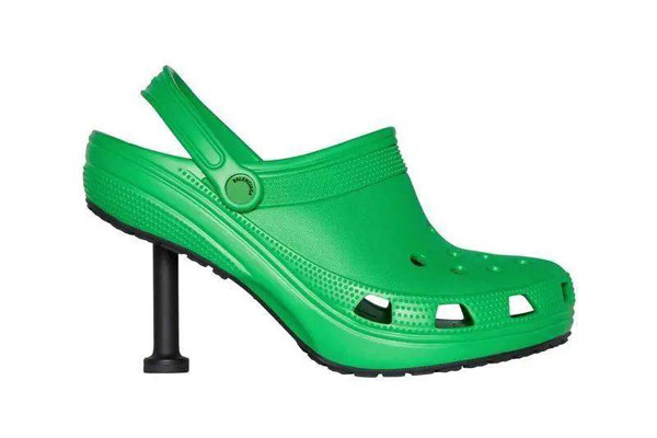 Đôi dép crocs kết hợp chi tiết cao gót gây thách thức cho người diện. Vậy nhưng, không ít người bất ngờ đây lại là sản phẩm của hãng thời trang nổi tiếng Balenciaga.
