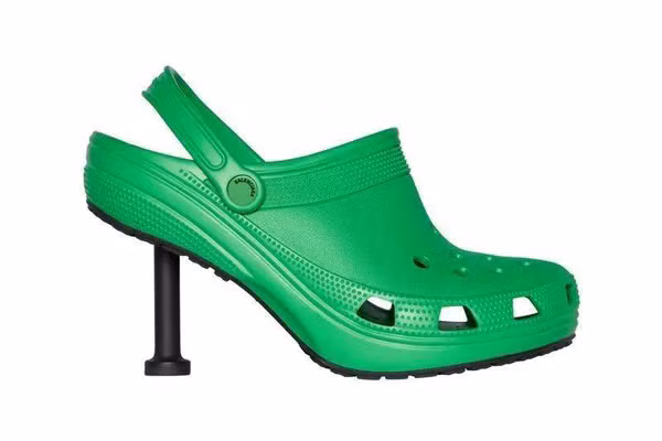 Đôi dép crocs kết hợp chi tiết cao gót gây thách thức cho người diện. Vậy nhưng, không ít người bất ngờ đây lại là sản phẩm của hãng thời trang nổi tiếng Balenciaga.