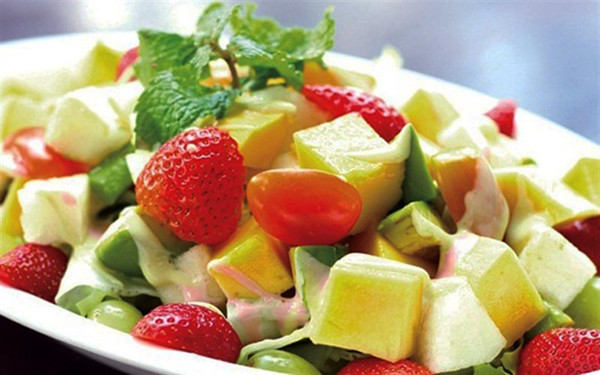 Salad rau củ quả có thể gây tăng cân bắt nguồn từ nguyên liệu làm nên chúng. Hầu hết các món salad đều được làm từ những loại rau quả chứa nhiều đường. Việc tiêu thụ lượng lớn đường có thể khiến trọng lượng cơ thể tăng nhanh. Ngoài nguyên liệu rau xanh, nước sốt trộn salad thường chứa nhiều dầu mỡ và đường không có lợi.