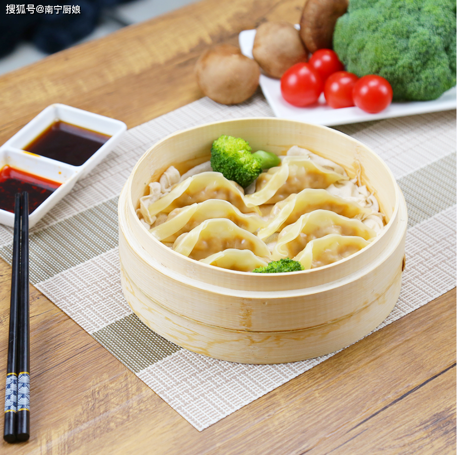 Bánh bao đông lạnh. Ưu điểm của bánh bao đông lạnh là quá trình chế biến không cầu kì, chỉ cần 10 phút hấp là có thể ăn ngay. Vậy nhưng loại bánh này lại tiềm ẩn lượng lớn dầu ăn trong nguyên liệu.