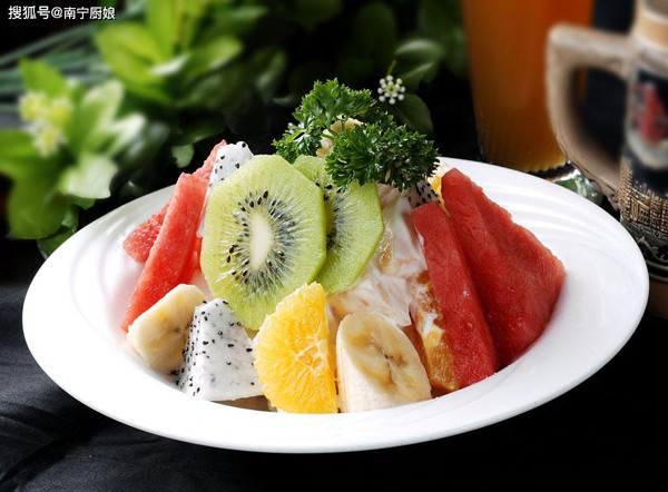 Salad rau củ quả. Salad là món trộn sử dụng nhiều loại nguyên liệu rau củ quả giúp bạn nạp năng lượng. Vậy nhưng, món ăn kiêng này có thể khiến cân nặng tăng vọt song không phải ai cũng tường tận.