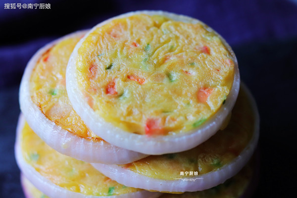 Bánh trứng. Bánh trứng được nhiều người lựa chọn bởi hương vị thơm ngon, nhiều dinh dưỡng. Tuy nhiên, loại bánh này lại chứa nhiều dầu mỡ, lượng calo cao.