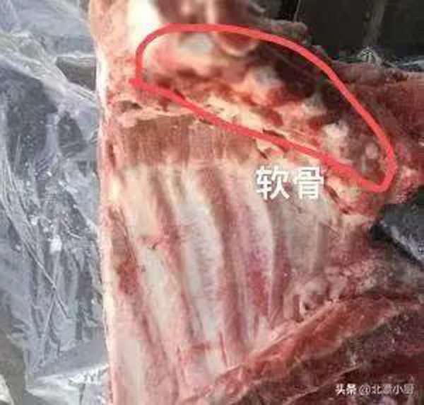 Một đặc điểm khác của xương sườn hàng trước là phần thịt bao quanh khá mềm và đàn hồi. Có phần thịt ngon song lớp thịt lại rất ít và mỏng. Sườn hàng trước có lượng tủy tương đối thấp. Vì vậy, sườn lợn trước không nên nấu canh. Thay vào đó, nó sẽ là nguyên liệu lý tưởng cho món kho, rang, muối tiêu, sườn xào chua ngọt.