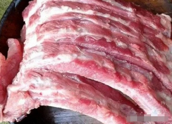 Thông thường, sườn mới thường có mùi tanh nhưng không hôi. Bề ngoài có màu đỏ tươi hoặc hồng nhạt. Dùng tay ấn vào miếng sườn, phần thịt lõm xuống sẽ nhanh chóng trở lại hình dạng ban đầu.