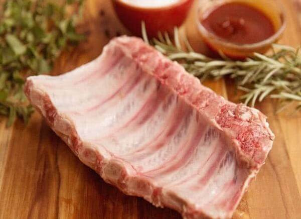 Hàng giữa được xem là vị trí sườn ngon nhất. Tỷ lệ sụn, thịt, tủy trong xương ở phần này vô cùng hài hòa. Nó thích hợp làm tất cả các món ngon từ sườn. Đặc biệt, món sườn heo nướng tỏi cầu kỳ đa số chỉ có thể chọn nguyên liệu từ phần này.