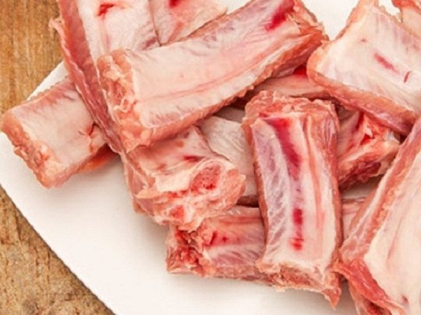 Nếu sườn có dấu hiệu mềm nhũn, hôi, xỉn màu, không có tính đàn hồi thì nhất định không mua. Dùng sườn ôi để chế biến không chỉ ảnh hưởng món ăn mà còn không tốt cho sức khỏe. Ảnh: Internet.