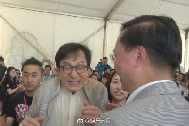 Thành Long nhận được sự quan tâm khi về quê nhà.