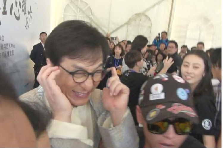 Thành Long bịt tai khi bị phóng viên hỏi về con gái.