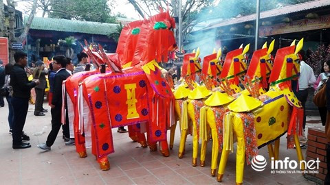 Rất nhiều ngựa “khủng” và thuyền được đặt giữa sân để làm lễ trước khi đưa đi đốt khiến việc dâng hương hành lễ ở đền trở nên chật chội và gặp nhiều khó khăn.