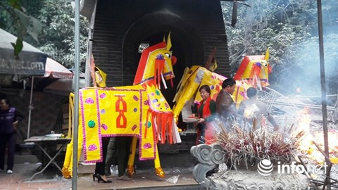 Hầu hết người dân đều đua nhau cung tiến ngựa “khủng”, có kích thước lớn như ngựa thật ngoài đời, cao khoảng 2m, giá 350 ngàn đồng/con để thể hiện "lòng thành” của mình.