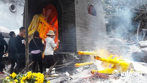 Mỗi ngày có hàng trăm con ngựa và thuyền rồng được cung tiến và đốt tại đền, khiến khói bụi nghi ngút ảnh hưởng đến môi sinh môi trường.