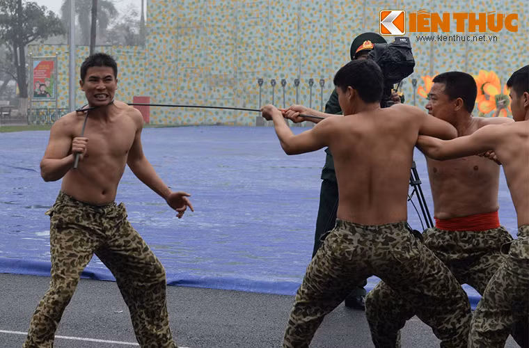 Chiến sĩ đặc công có thể dễ dàng uốn thanh sắt quanh cổ mình.