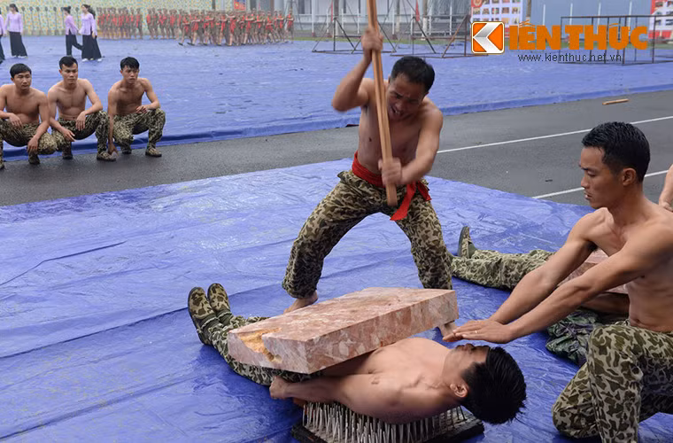 Màn biểu diễn khí công mạo hiểm.