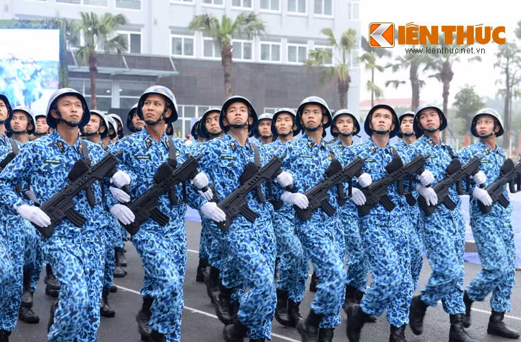 Như vậy, sau khi đầu tư mua súng trường tấn công thế hệ mới cho Hải quân Đánh bộ, nay tới lượt đặc công Việt Nam được hiện đại hóa trang bị cá nhân.