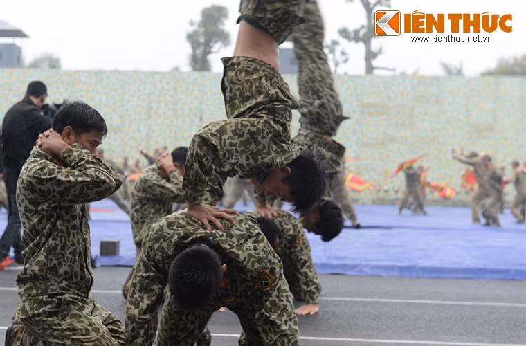 Trước đó, để chuẩn bị cho ngày “đặc biệt” của Binh chủng “đặc biệt”, mặc cho thời tiết không thuận lợi, mưa phùn nặng hạt, các đơn vị được giao nhiệm vụ biểu diễn nghệ thuật, trình diễn võ thuật và các khoa mục quân sự phục vụ lễ kỷ niệm đã tích cực luyện tập.