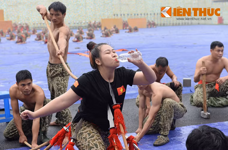 Nữ chiến sĩ đặc công cũng không thua kém các quân nhân nam là bao.
