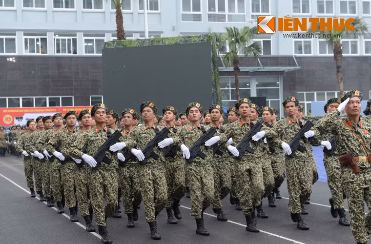 Binh chủng Đặc công Việt Nam đã được Đảng, Nhà nước đầu tư mua sắm nhiều vũ khí trang bị kỹ thuật mới. Trong ảnh, chiến sĩ đặc công với súng trường tấn công TAR-21 tiên tiến.