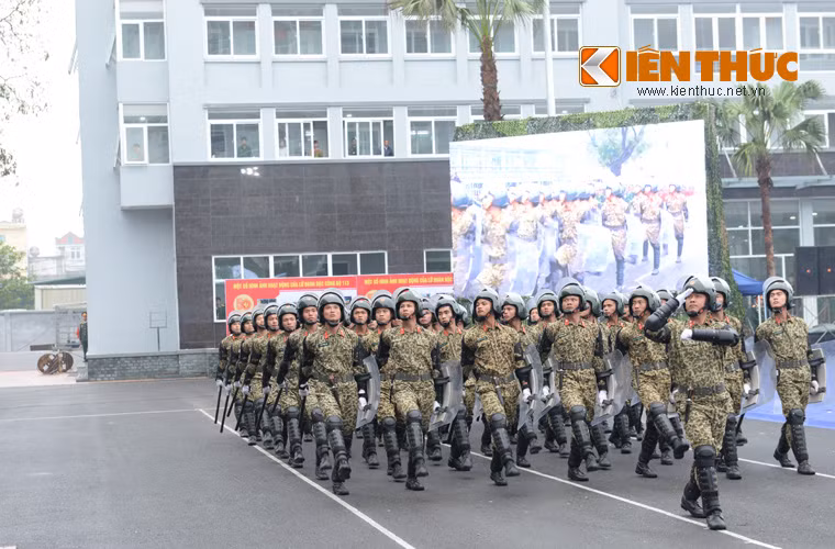 Các chiến sĩ đặc công hôm nay còn đảm đương cả nhiệm vụ phòng chống khủng bố, chống bạo động.