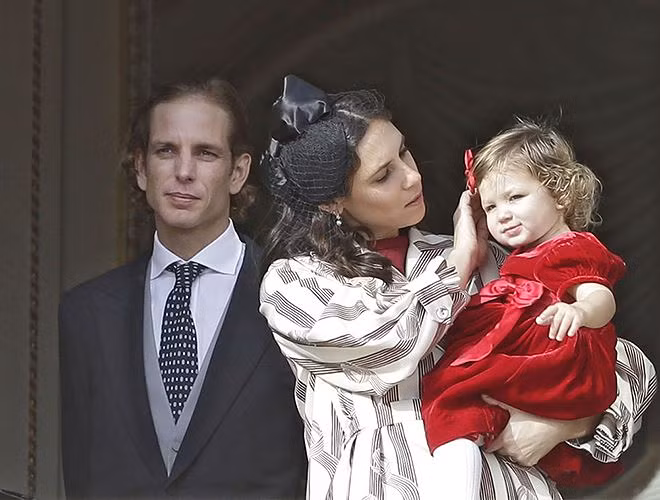 Hoàng tử Andrea Casiraghi cùng người vợ Tatiana Santo Domingo và con gái India tại Công quốc Monaco vào ngày 19-11- 2016. Cô Tatiana Santo Domingo từng là một nhà thiết kế.