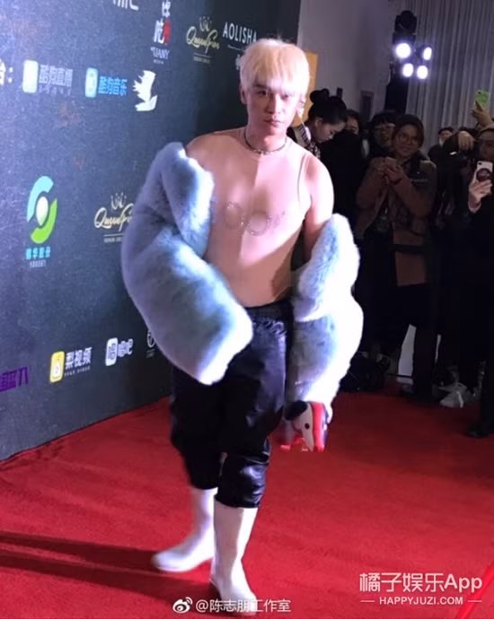 Ngôi sao Hoàn Châu Cách Cách trang điểm tông đậm, mặc áo xuyên thấu bên trong và khoác áo lông bên ngoài, kết hợp thêm đôi giày màu hồng nhạt trông như đôi ủng, đeo khuyên tai lủng lẳng và xách túi xách "độc" hình thú.