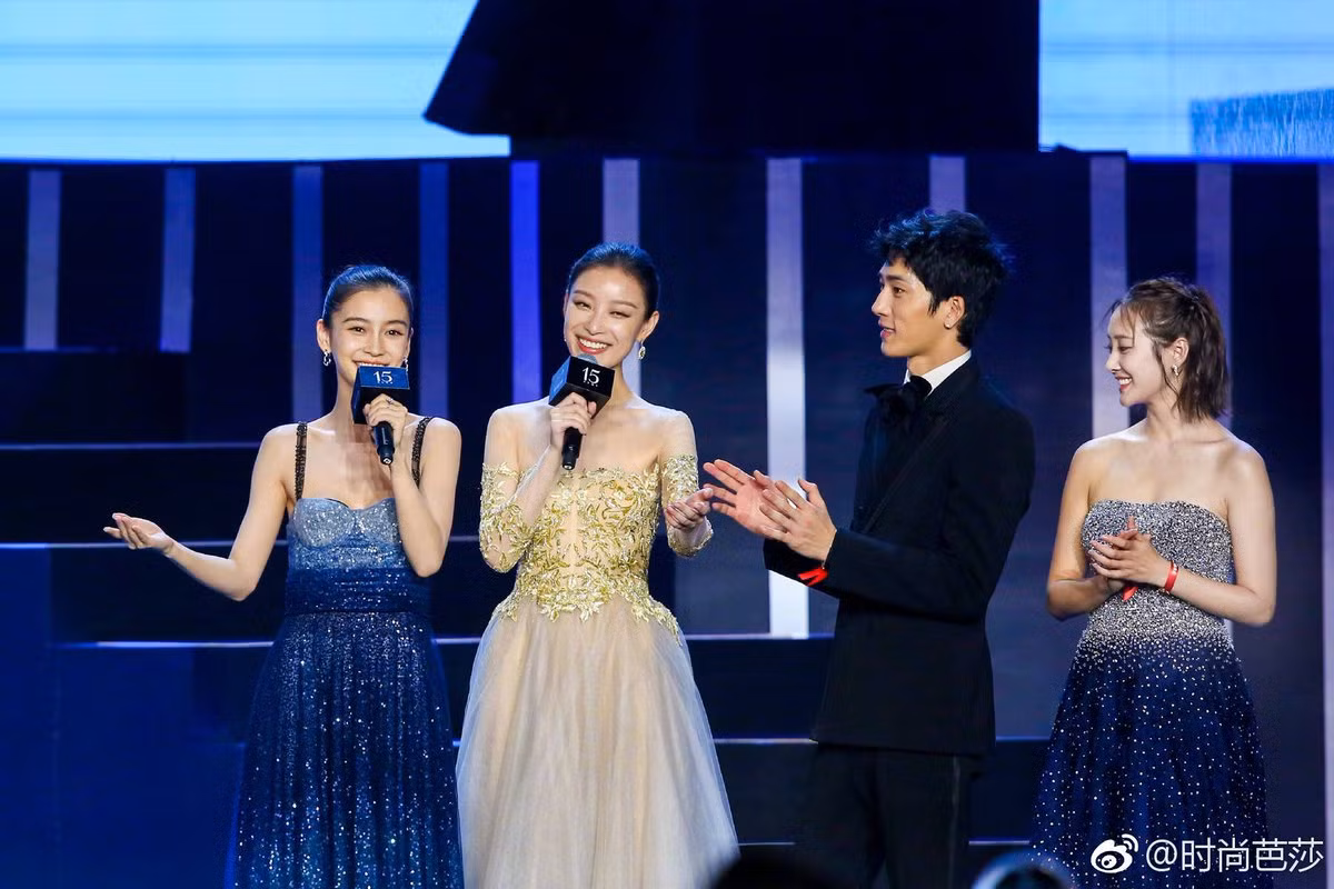 Khoảnh khắc đụng hàng thú vị của Angelababy với Lý Thuần trên sân khấu sự kiện Harper's Bazaar diễn ra hồi tháng 9 vừa qua khiến hai nữ diễn viên xinh đẹp nhìn như phù dâu của cặp đôi Nghê Ni - Tỉnh Bách Nhiên.